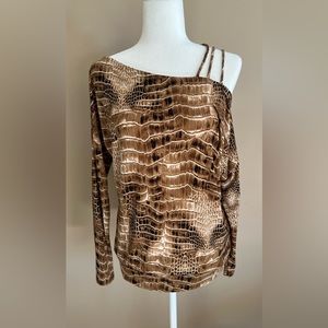 Beautiful animal print top. Great for a night out!